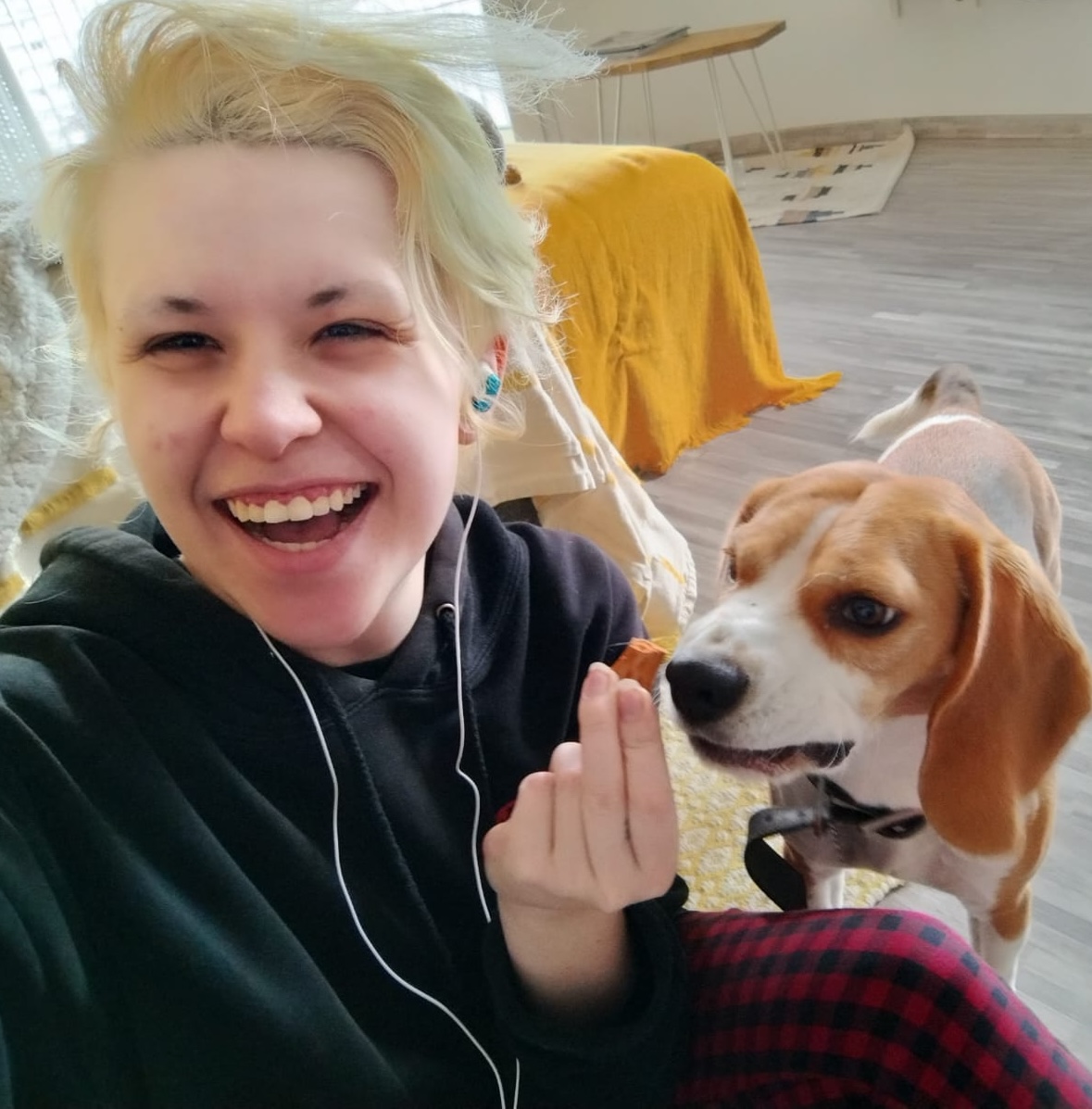 La petsitter avec un compagnon en garde
